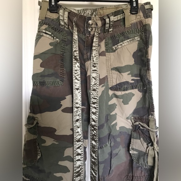 Abercrombie size 2 Camouflage Cargo Pants lots of beautiful details Pockets - Picture 13 of 16